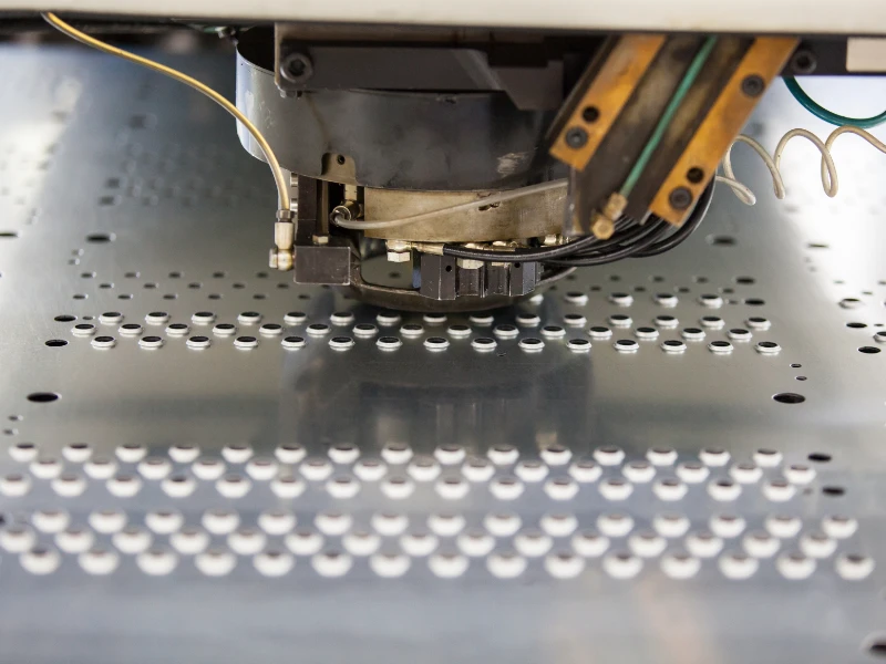 lavorazioni-ripetitive-su-pannelli-metallici