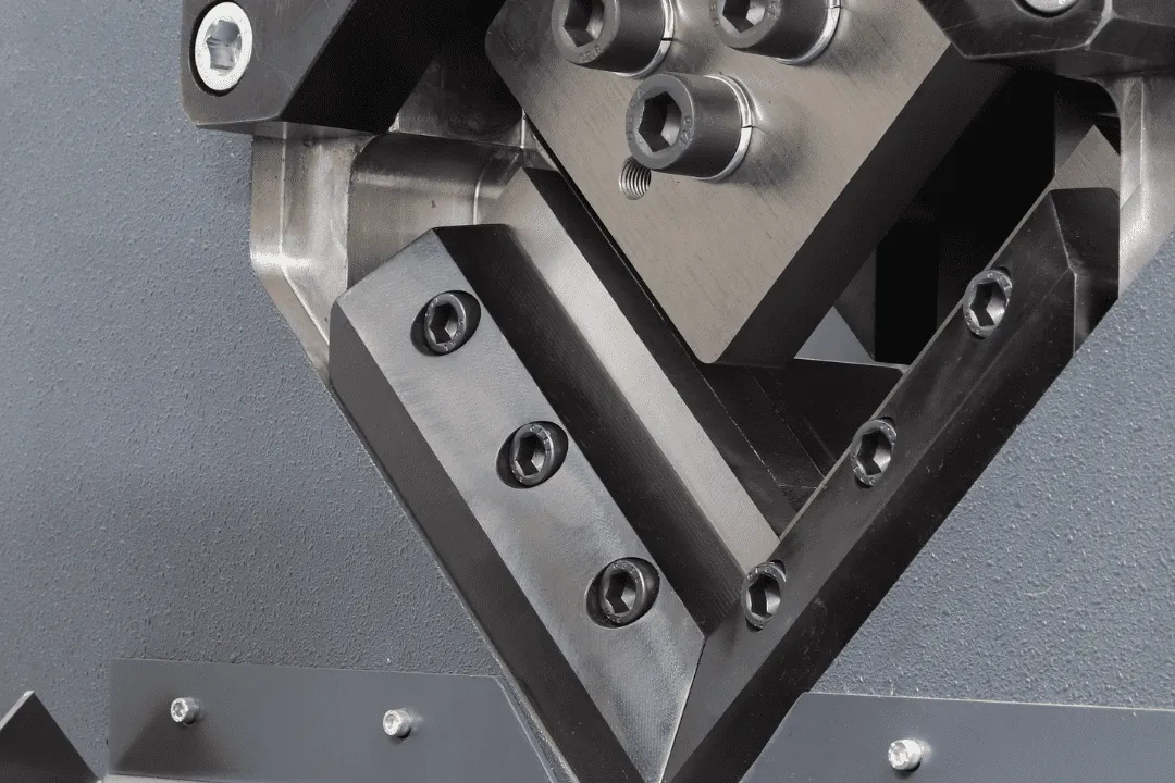 linea-di-punzonatura-e-tranciatura-ad-angolo-punzone-angolare