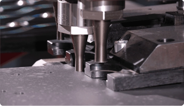 punzonatrice-per-piatti-dettalgio